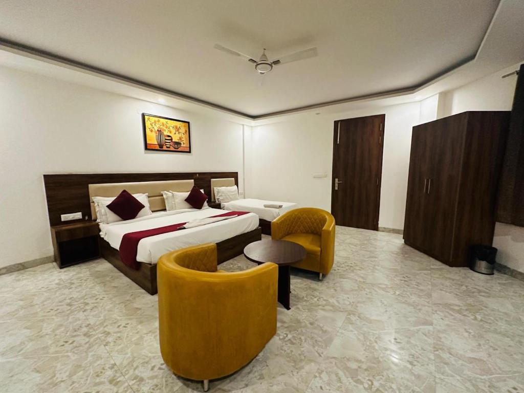Postel nebo postele na pokoji v ubytování Hotel De Clark - Free Airport Drop for Minimum 05 Nights Stay - 5 mins from IGI & Domestic Airport Delhi