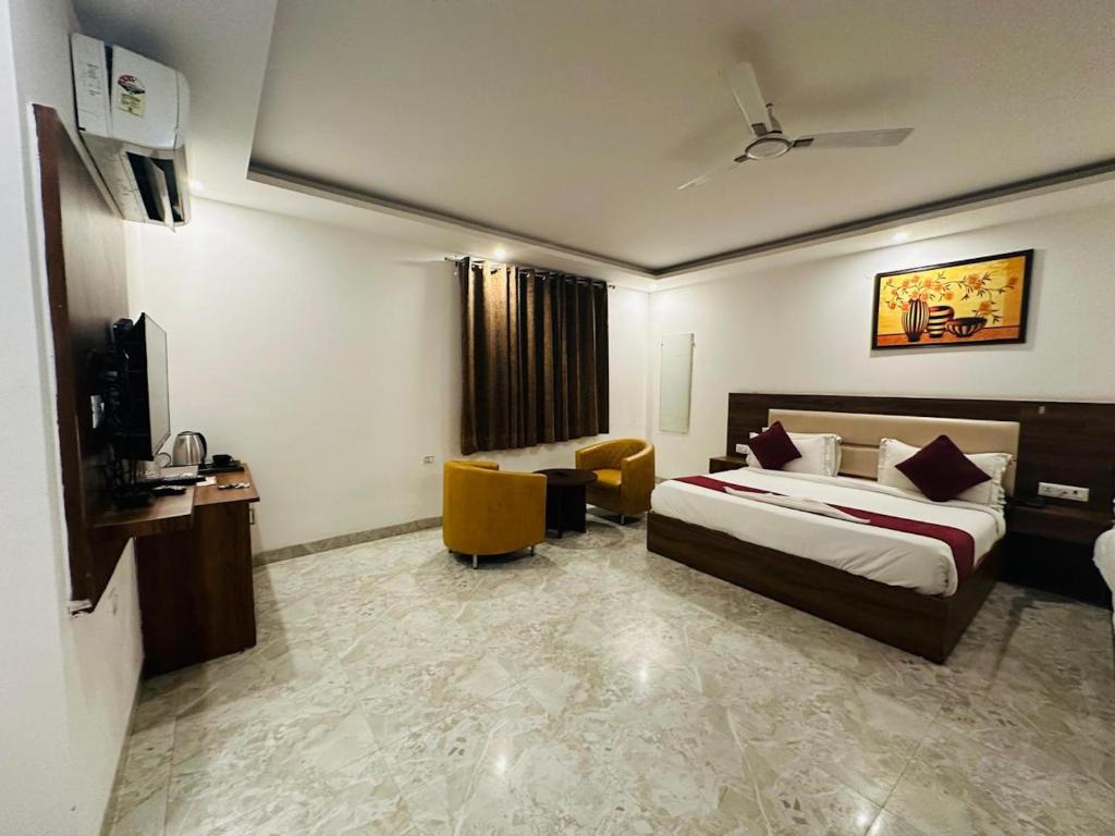 Postel nebo postele na pokoji v ubytování Hotel De Clark - Free Airport Drop for Minimum 05 Nights Stay - 5 mins from IGI & Domestic Airport Delhi