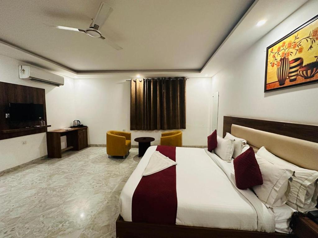 Postel nebo postele na pokoji v ubytování Hotel De Clark - Free Airport Drop for Minimum 05 Nights Stay - 5 mins from IGI & Domestic Airport Delhi
