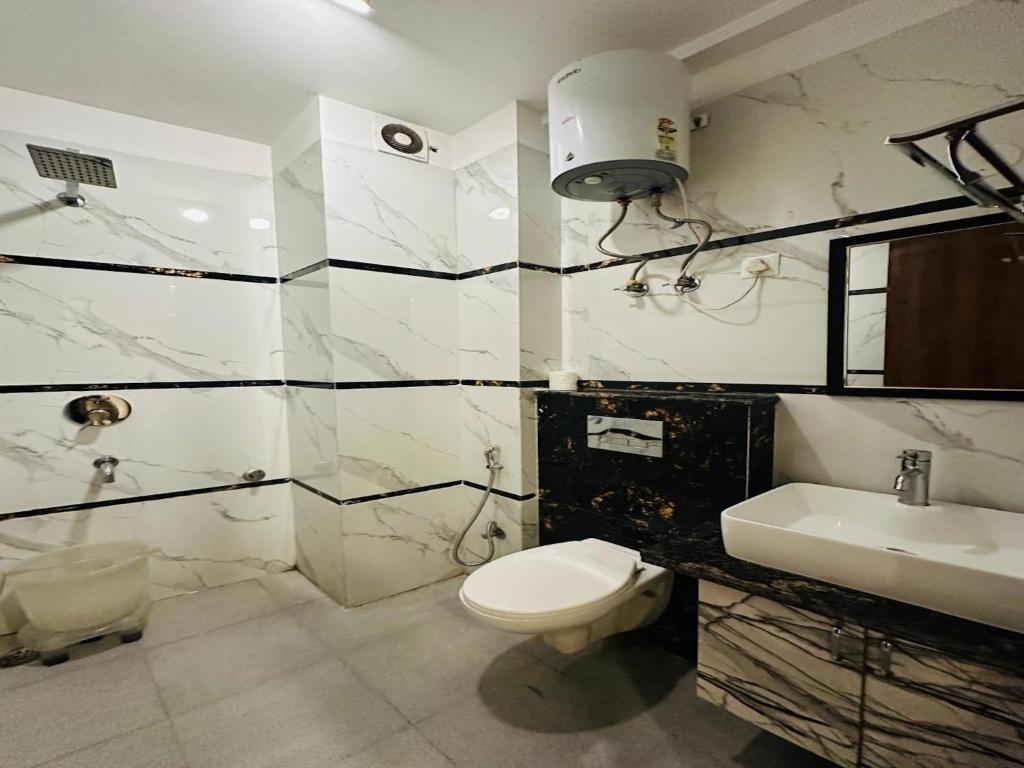 Koupelna v ubytování Hotel De Clark - Free Airport Drop for Minimum 05 Nights Stay - 5 mins from IGI & Domestic Airport Delhi