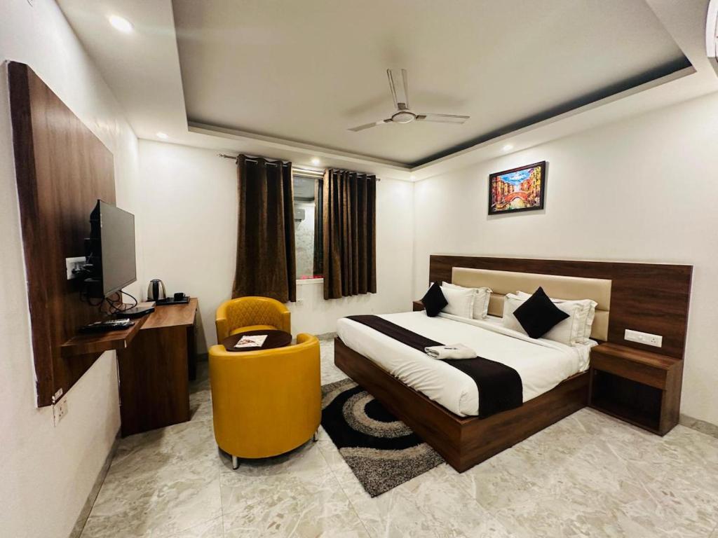 Postel nebo postele na pokoji v ubytování Hotel De Clark - Free Airport Drop for Minimum 05 Nights Stay - 5 mins from IGI & Domestic Airport Delhi