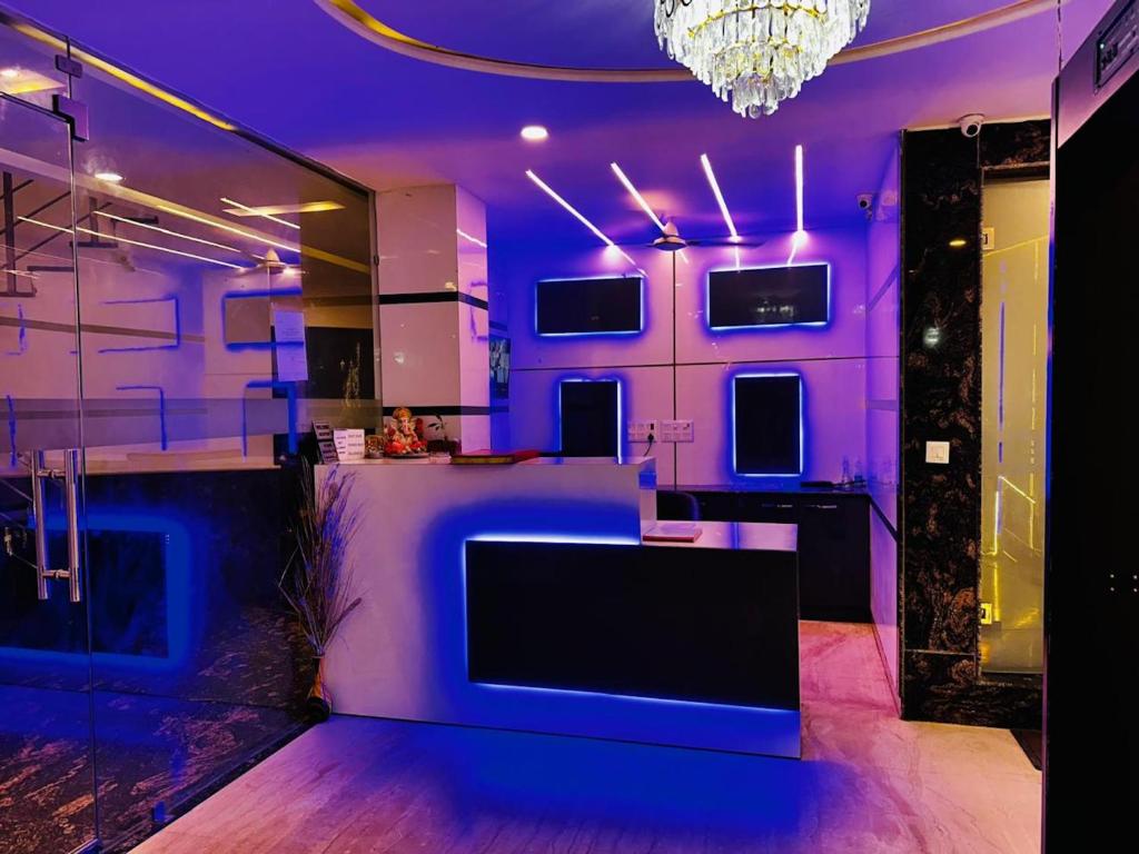 TV a/nebo společenská místnost v ubytování Hotel De Clark - Free Airport Drop for Minimum 05 Nights Stay - 5 mins from IGI & Domestic Airport Delhi