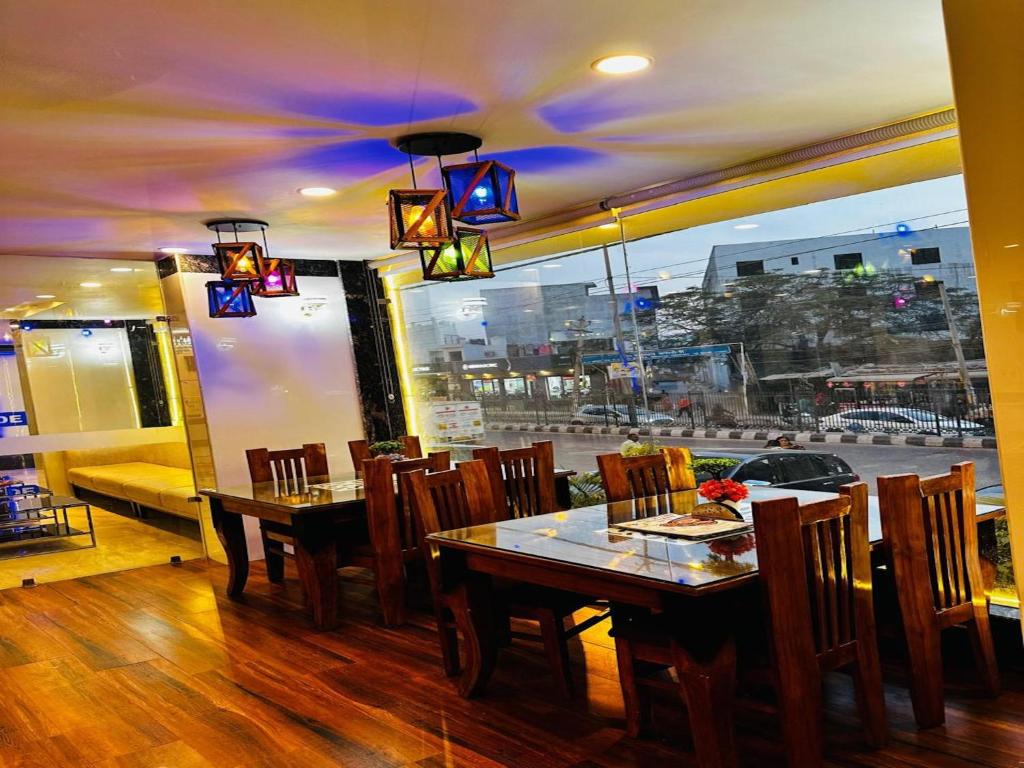 Restaurace v ubytování Hotel De Clark - Free Airport Drop for Minimum 05 Nights Stay - 5 mins from IGI & Domestic Airport Delhi
