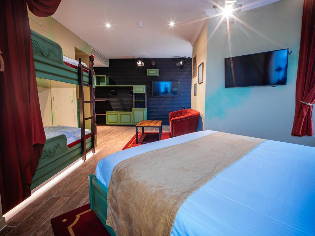 Postel nebo postele na pokoji v ubytování Theater Hotel