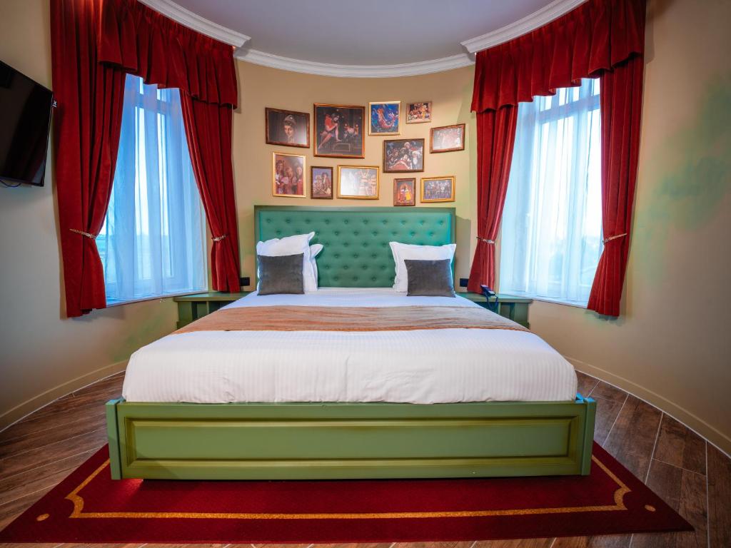 Postel nebo postele na pokoji v ubytování Theater Hotel
