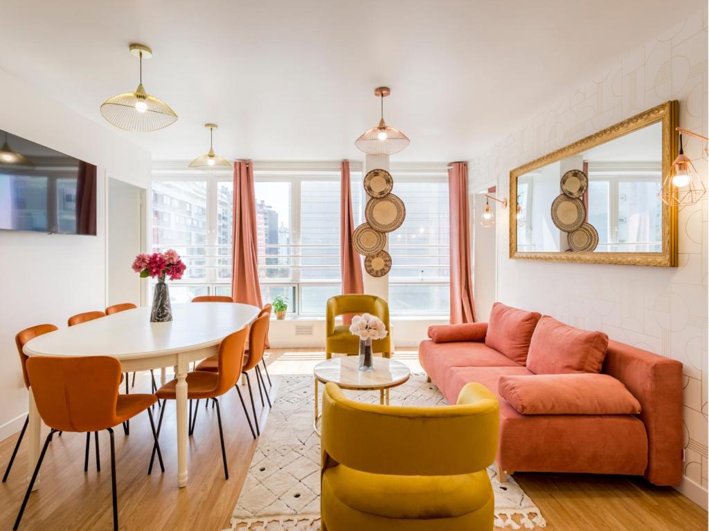 un salon avec un canapé, une table et des chaises dans l'établissement Merveil - Family Suite - Tour Eiffel - Finlay, à Paris