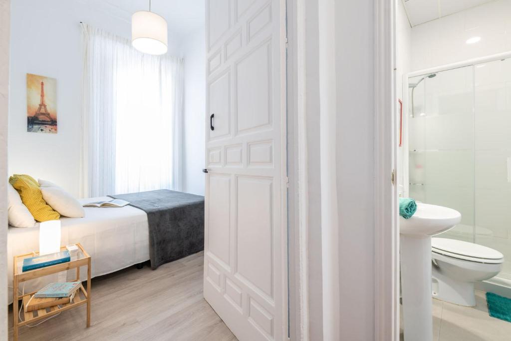 A bathroom at Apartamentos Alcazaba