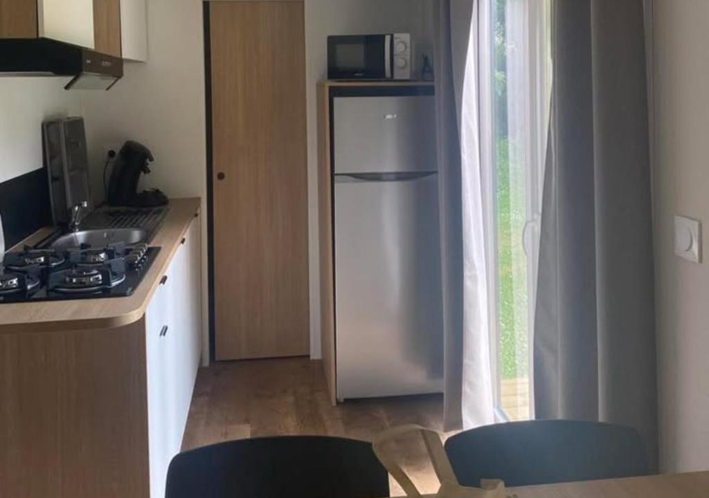 Kuchyň nebo kuchyňský kout v ubytování Camping Bois et Toilés