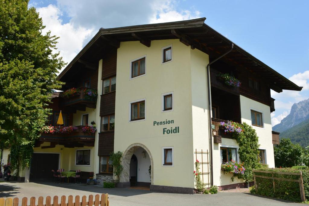 ein Gebäude mit dem Namen des Hotels in der Unterkunft Pension Foidl in Waidring