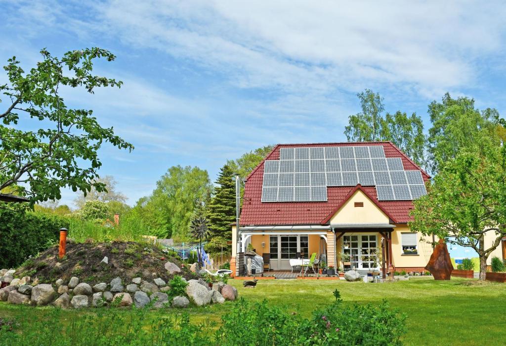 a house with solar panels on the roof at Ferienwohnung Karnitz im Herzen von Rügen in Karnitz