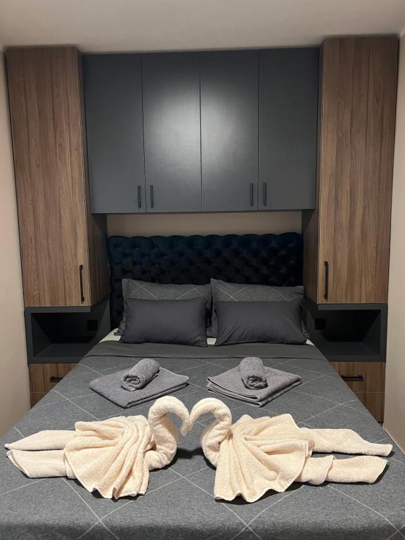 ein Bett mit zwei Handtüchern und zwei Herzen drauf in der Unterkunft Apartman Dašić in Jagodina