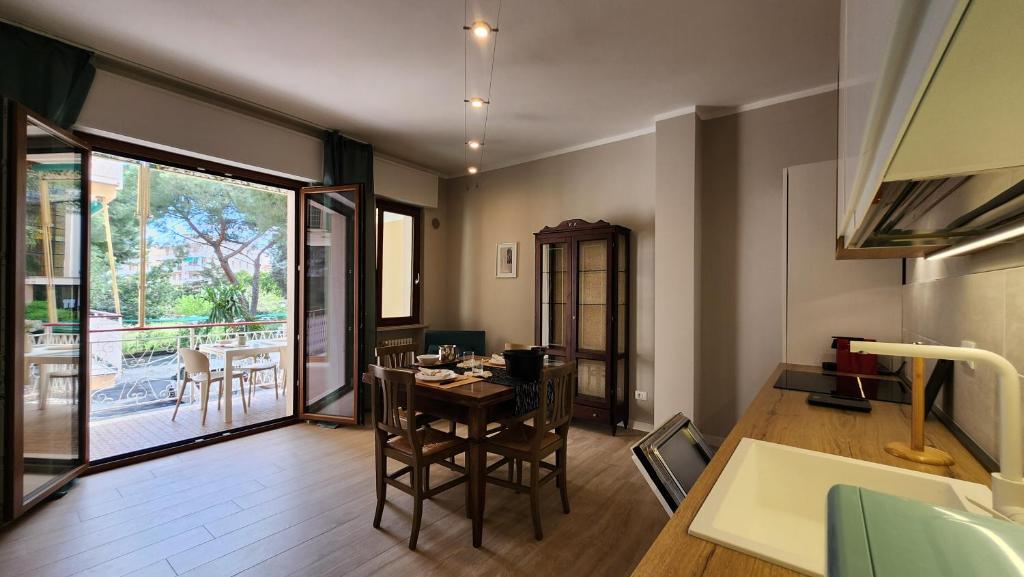 un soggiorno con un tavolo e una sala da pranzo di 200m from the sea, New flat with AC and WiFi a Loano