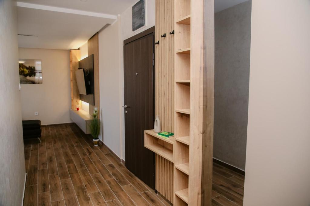 een hal met een boekenplank en een deur bij Vila Lena Pool Resort - Apartman 13 in Vrdnik