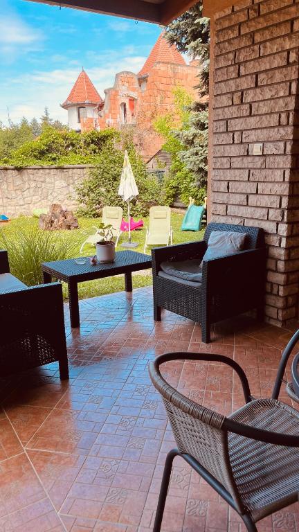 A seating area at Strigonia Apartman