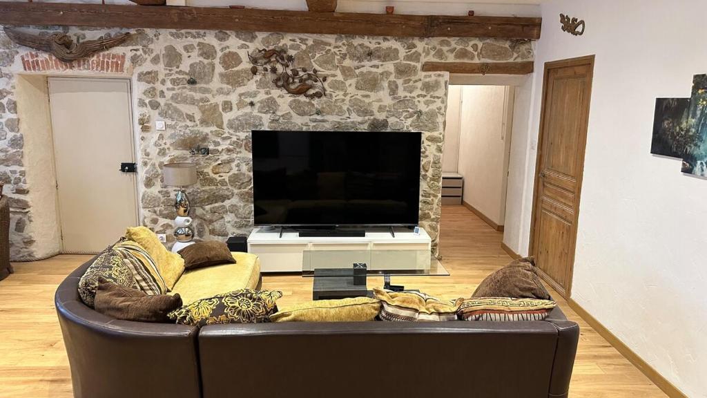 コロブリエールにあるAppartement Collobrièresのリビングルーム(革張りのソファ、薄型テレビ付)