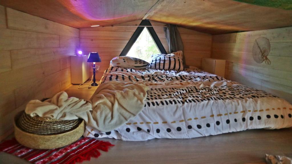 Postel nebo postele na pokoji v ubytování Tiny House Nouvelle annonce Boho Ocean