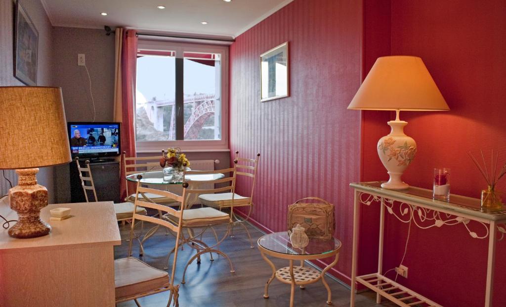 TV a/nebo společenská místnost v ubytování Logis Hôtel Beau Site