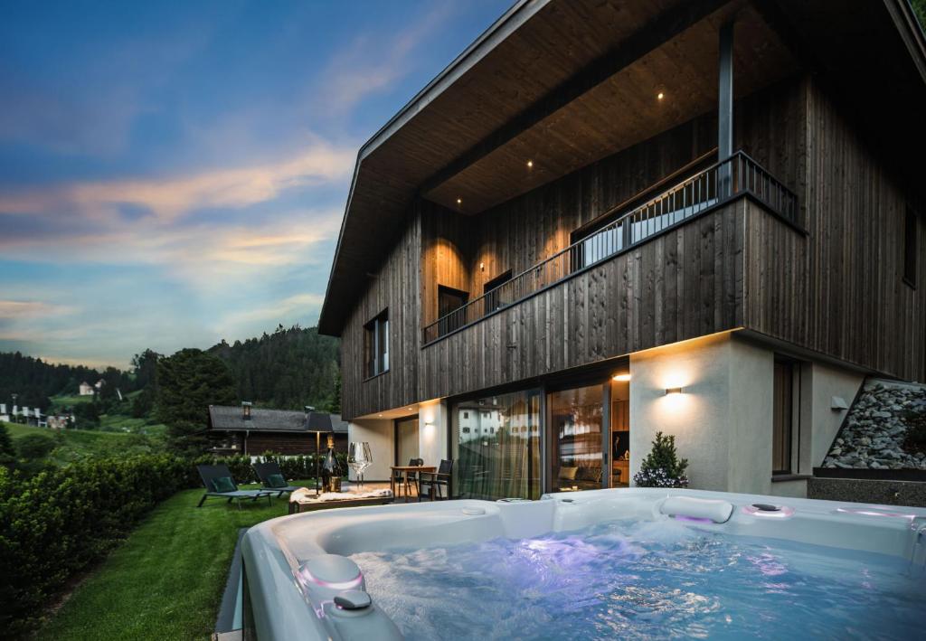 Bazén v ubytování Amie Chalet nebo v jeho okolí