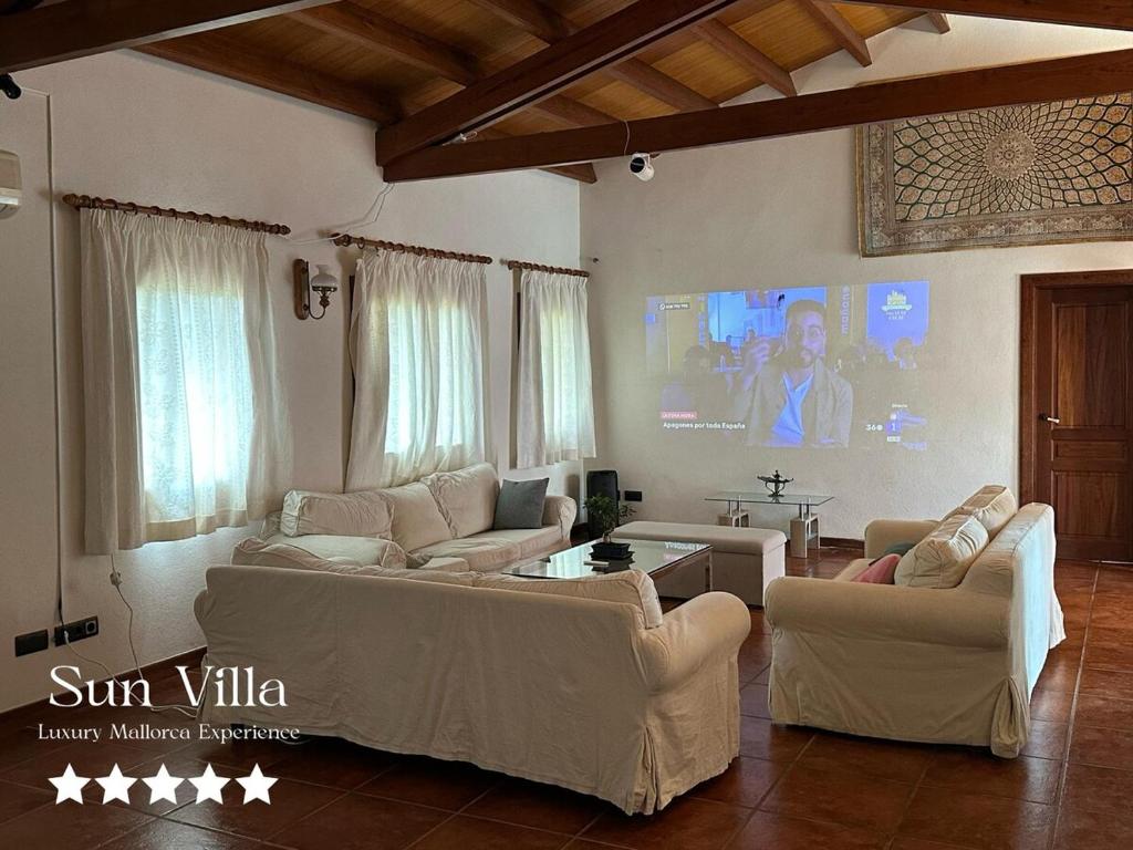 Ένα ή περισσότερα κρεβάτια σε δωμάτιο στο Sun Villa