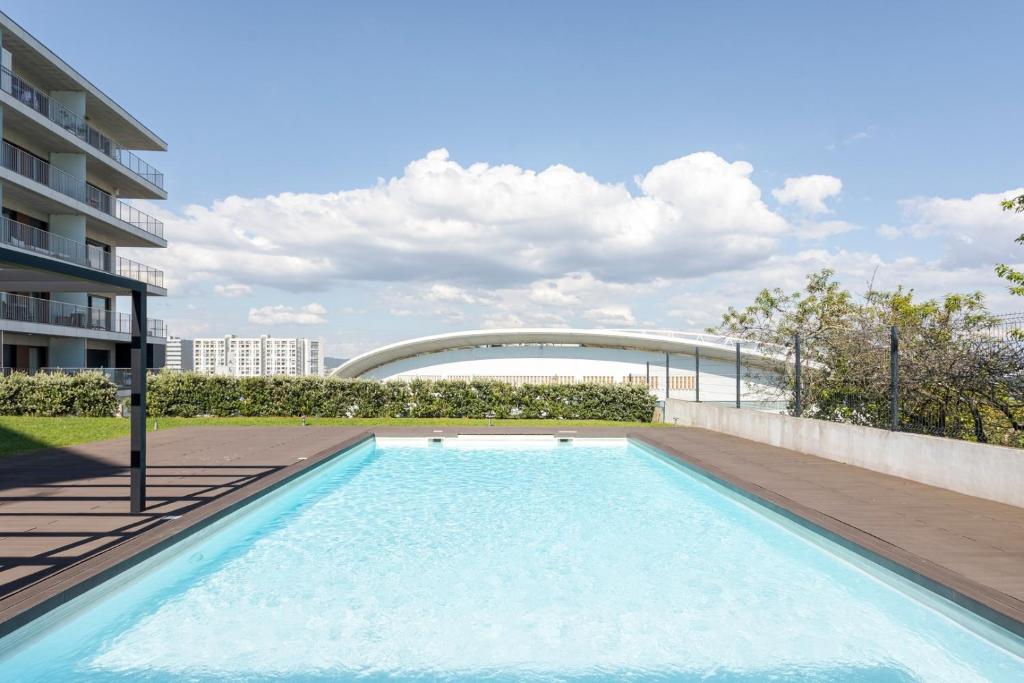 ポルトにあるStudio w/ Terrace, Pool & Gym | Antas by Host Wiseの建物の横にあるプール