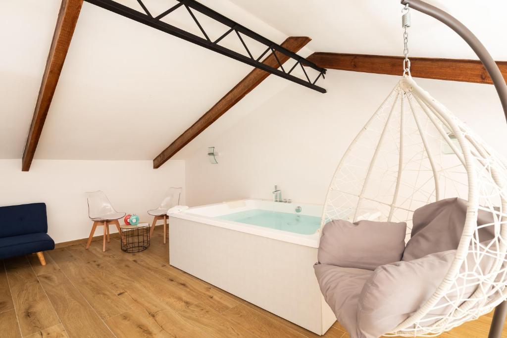 Postel nebo postele na pokoji v ubytování YourHome - Lidia Rooms & Suites