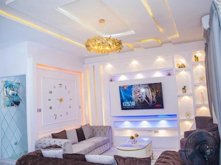 TV a/nebo společenská místnost v ubytování Lekki 3 Bedrooms Furnished Home Ensuite Stylish & Comfortable