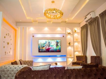 TV a/nebo společenská místnost v ubytování Lekki 3 Bedrooms Furnished Home Ensuite Stylish & Comfortable