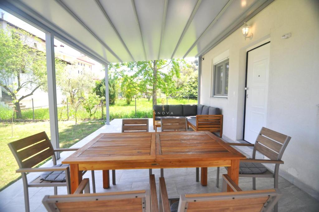 Χώρος καθιστικού στο Zennova #29 Vourvourou Garden Family House