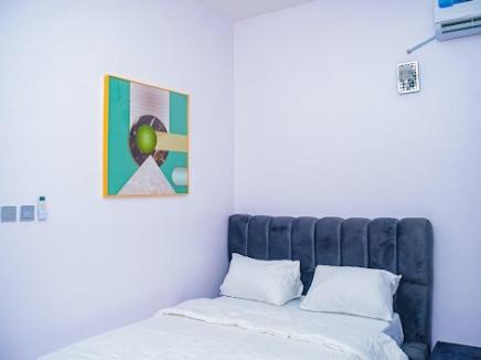 Postel nebo postele na pokoji v ubytování Lekki 3 Bedrooms Furnished Home Ensuite Stylish & Comfortable