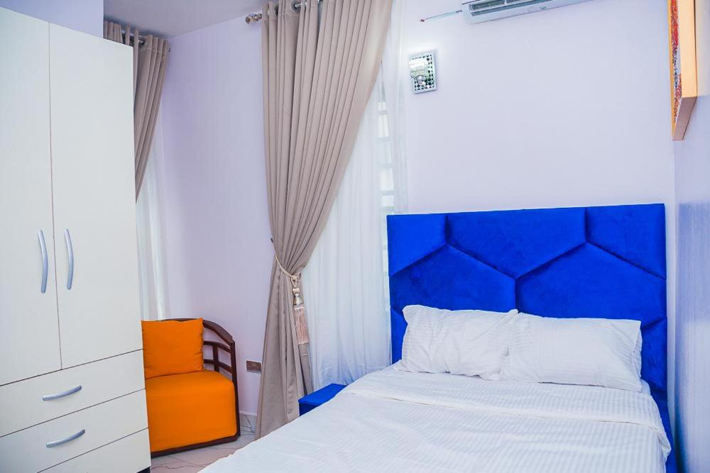 Postel nebo postele na pokoji v ubytování Lekki 3 Bedrooms Furnished Home Ensuite Stylish & Comfortable