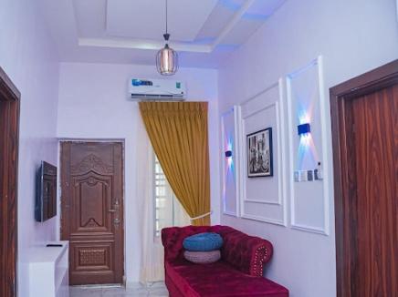TV a/nebo společenská místnost v ubytování Lekki 3 Bedrooms Furnished Home Ensuite Stylish & Comfortable