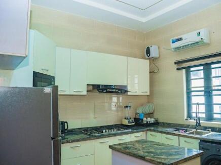 Kuchyň nebo kuchyňský kout v ubytování Lekki 3 Bedrooms Furnished Home Ensuite Stylish & Comfortable