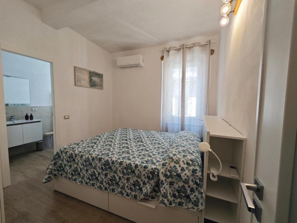 a small bedroom with a bed and a window at Dai Ton in Riomaggiore