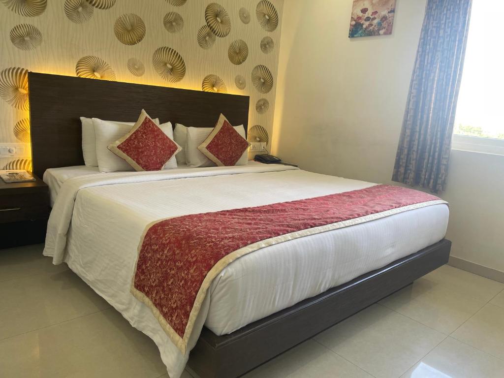 Postel nebo postele na pokoji v ubytování Holiday Residency Coimbatore