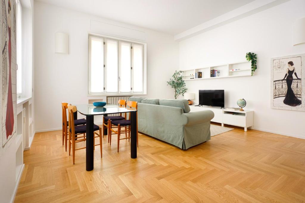 Just Urban Stays - Bright New 2BR Apartment in city Center - M2 and M4