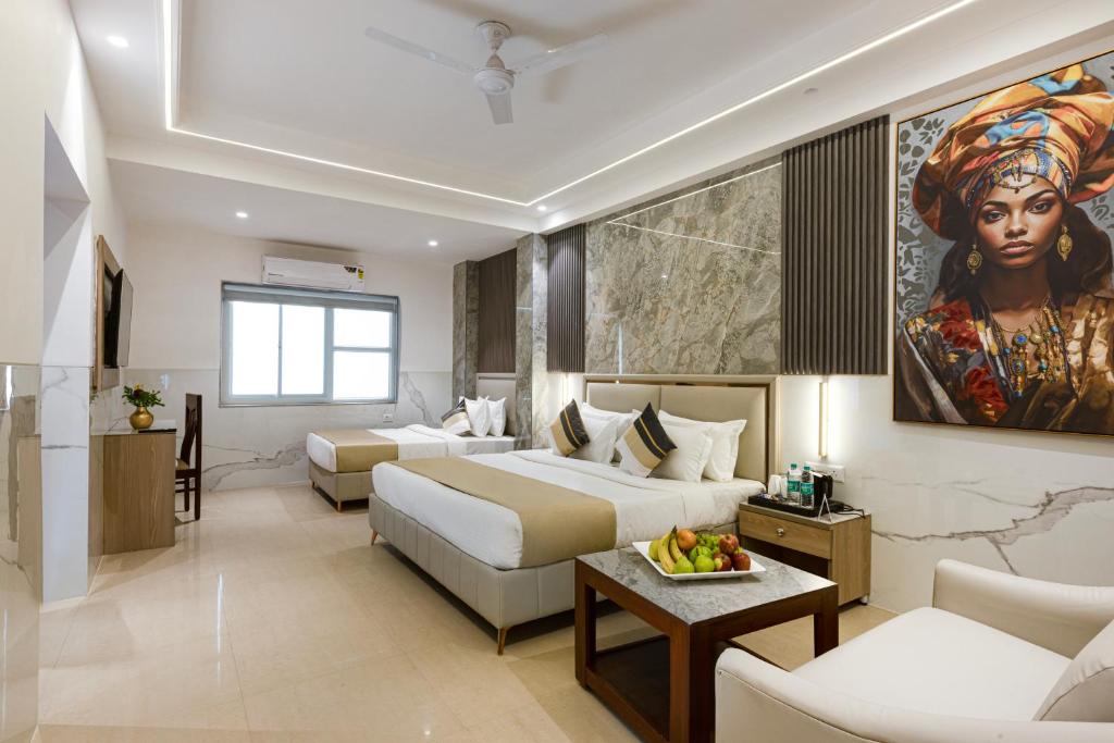 新德里Dahabi Era Delhi Airport - 9 min fr Airport的酒店客房设有两张床,墙上挂着一幅大画。