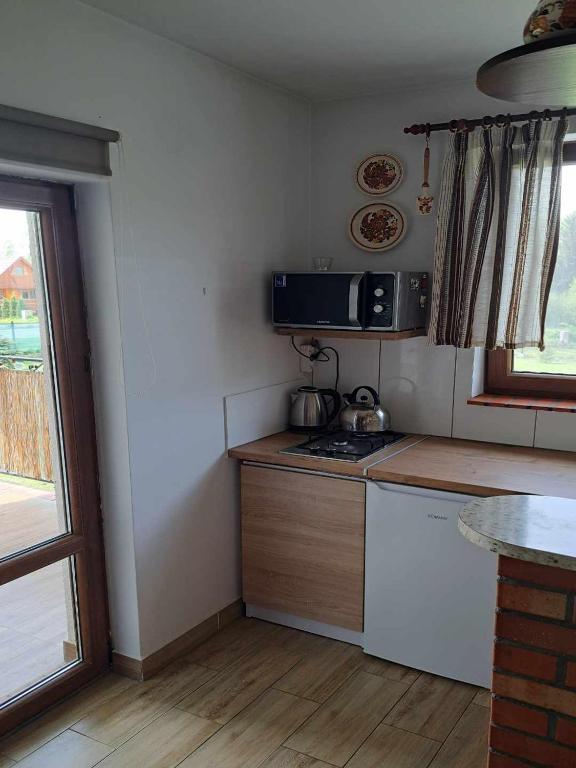 Kuchyňa alebo kuchynka v ubytovaní Sunny Lake House Warmia i Mazury jezioro Dadaj