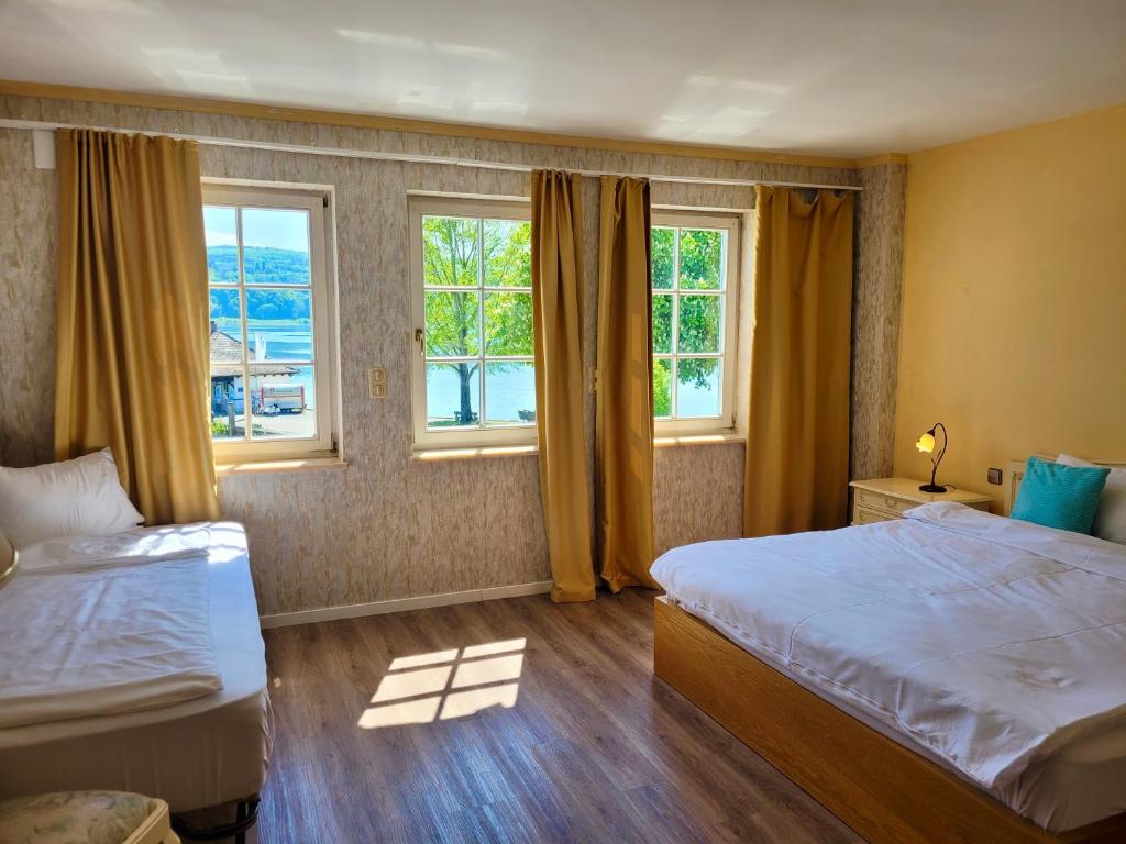 Postel nebo postele na pokoji v ubytování SEE-Hotel Seeschau - direkt am Bodenseeufer