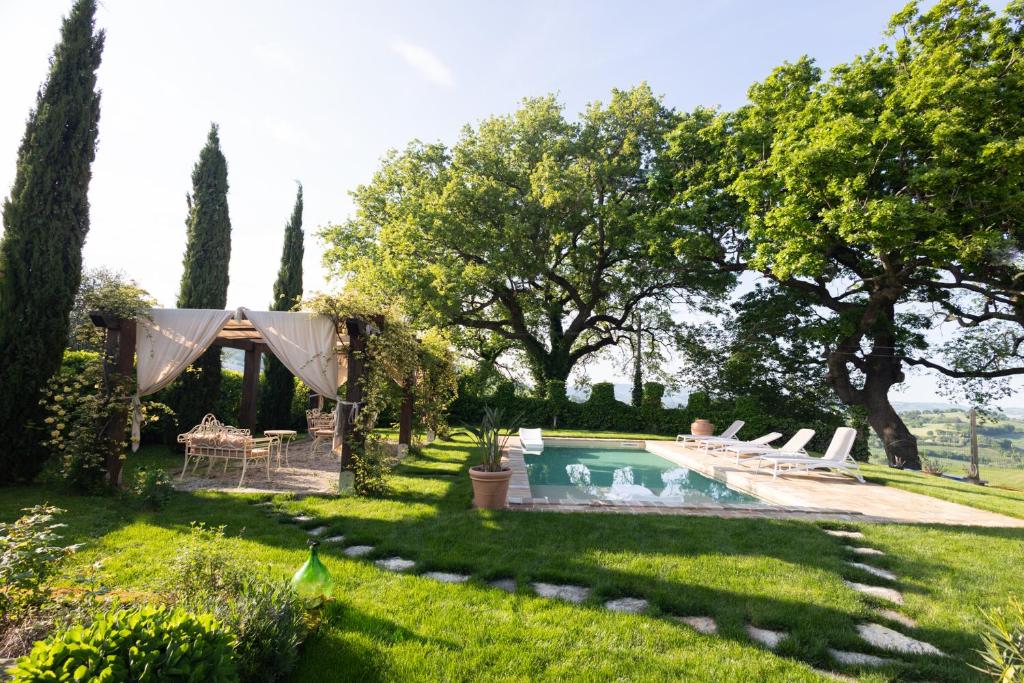 The swimming pool at or close to Ca' le cerque, villa surrounded by the Marche nature