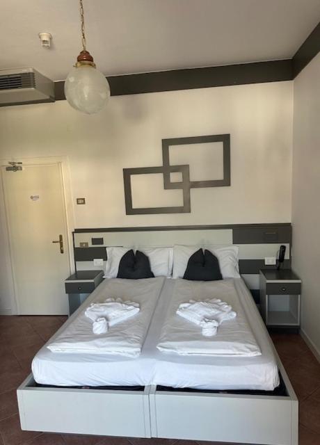 Postel nebo postele na pokoji v ubytování Athos Hotel