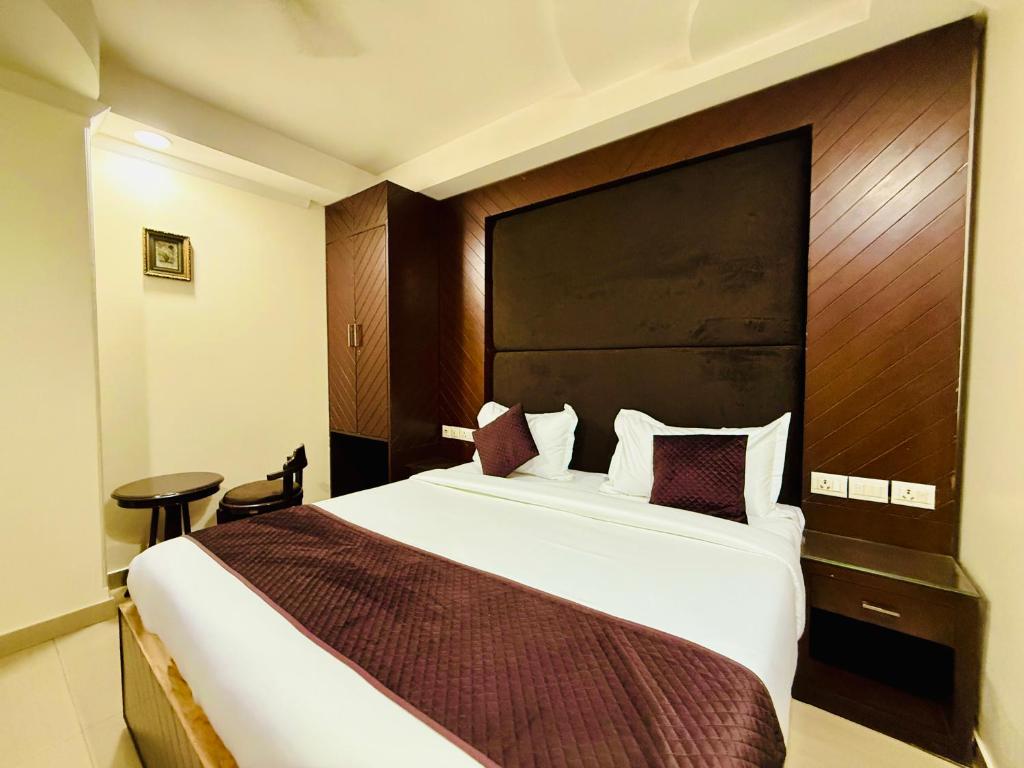 Postel nebo postele na pokoji v ubytování Hotel Jpm luxe - East Of Kailash