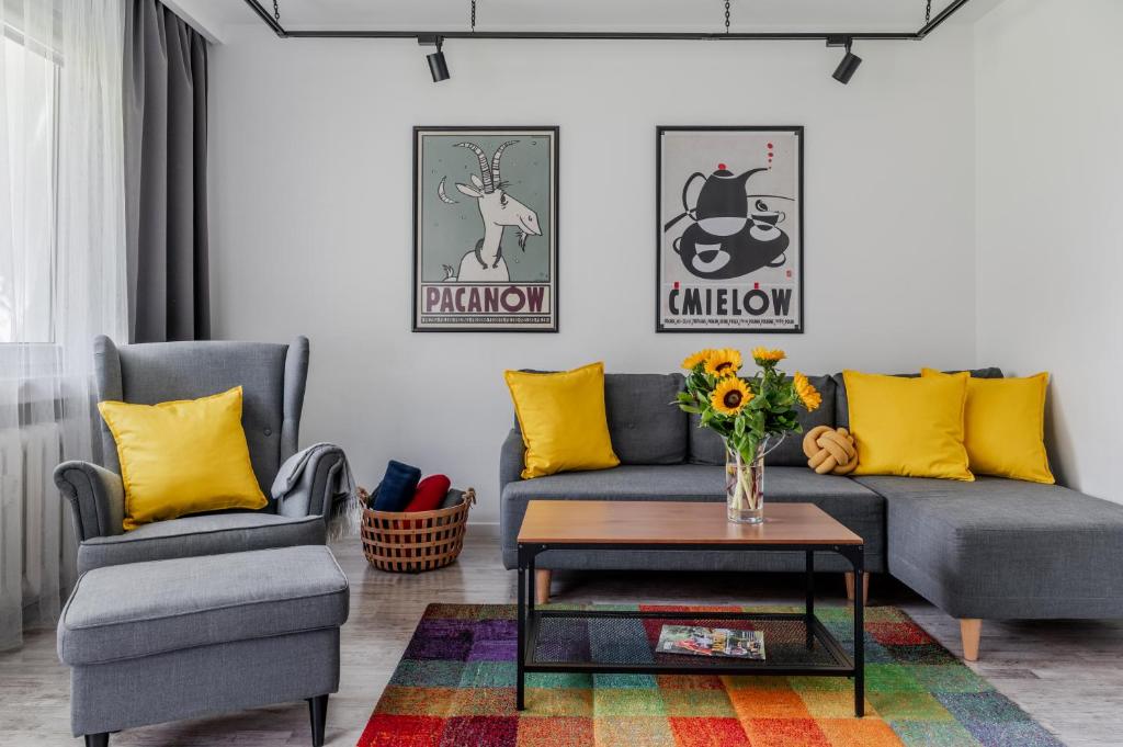 a living room with a couch and two chairs and a table at Apartament BLISKO WSZĘDZIE in Ostrowiec Świętokrzyski