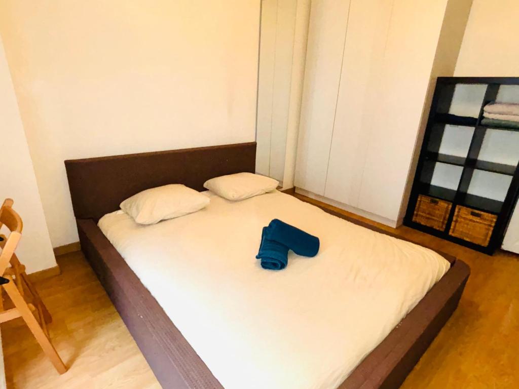 パリにあるAppartement Tour Eiffel ALESIA PARISの青い靴が置かれた小さなベッド