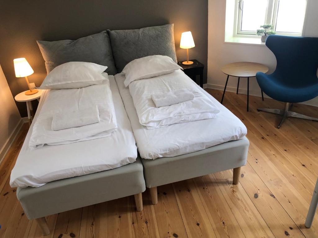 Postel nebo postele na pokoji v ubytování Huset ved springvandet