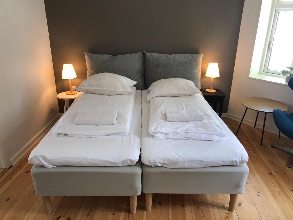 Postel nebo postele na pokoji v ubytování Huset ved springvandet