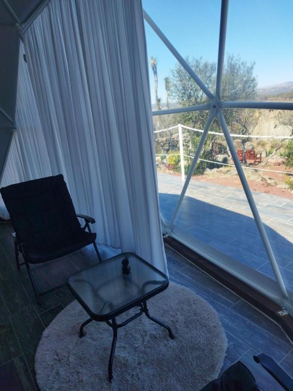 Posezení v ubytování El Gato Glamping con vista a prismas basálticos