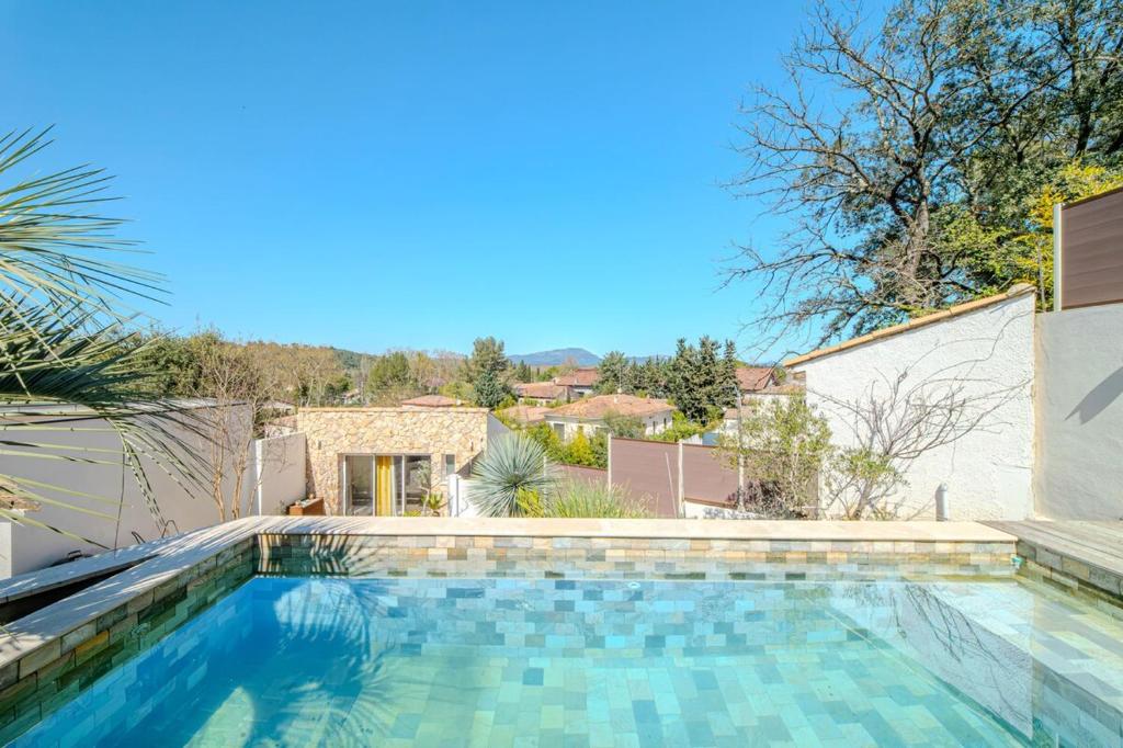 une piscine dans l'arrière-cour d'une maison dans l'établissement Villa Valeze - Bali pool with Pic-Saint-Loup view, à Prades-le-Lez