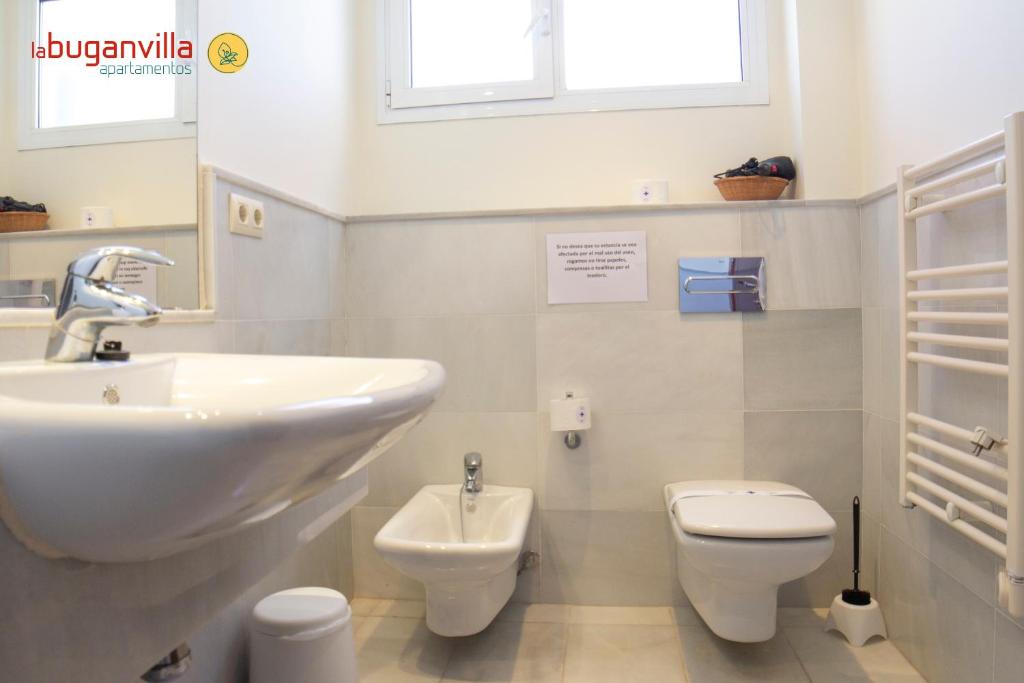 A bathroom at Apartamentos la Buganvilla