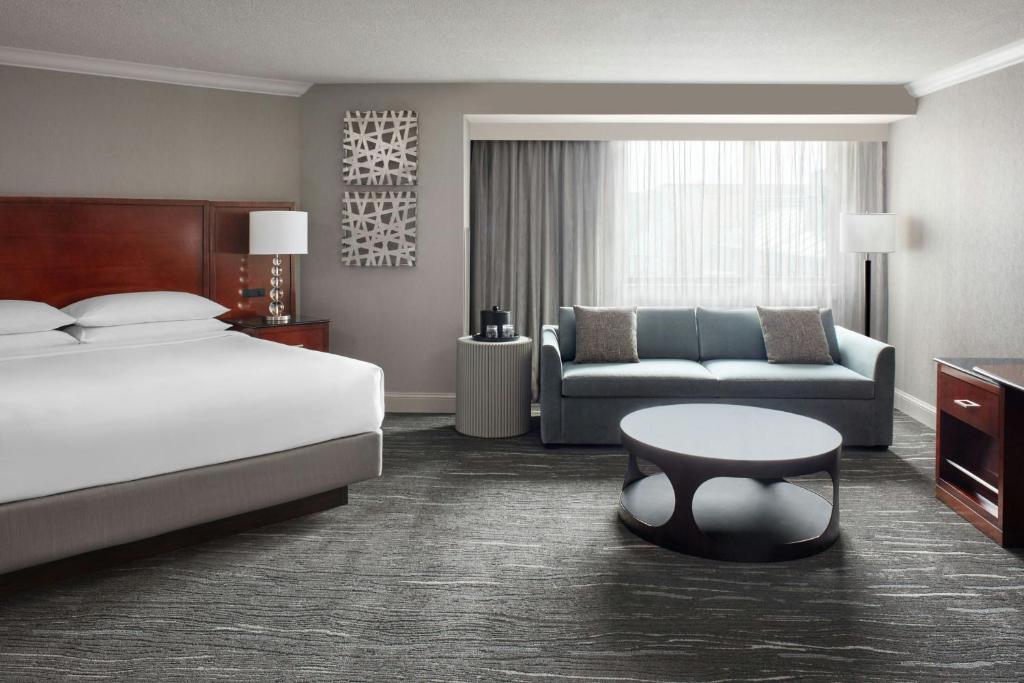 Postel nebo postele na pokoji v ubytování Halifax Marriott Harbourfront Hotel
