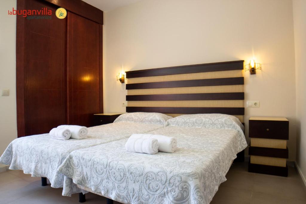 A bed or beds in a room at Apartamentos la Buganvilla
